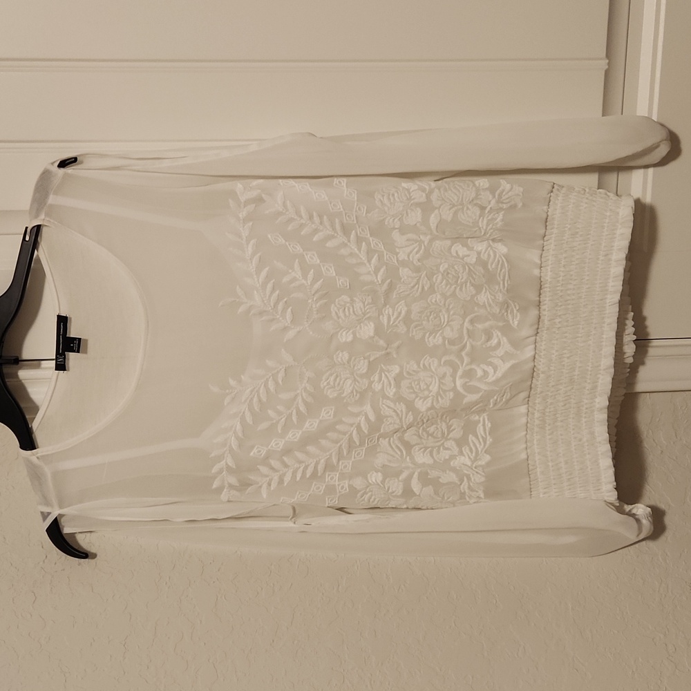 🔥NWOT white embroidered blouse